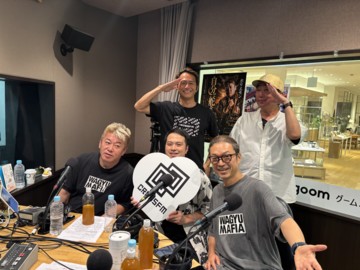 CROSS FMのスタジオで、堀江貴文氏と浜崎龍氏らが並ぶ過去の番組写真